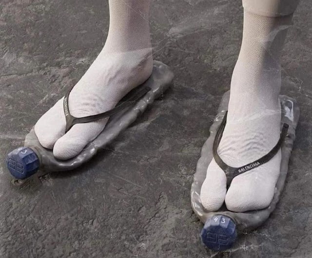 Balenciaga volta a dividir opiniões na internet ao lançar chinelos com aparência de garrafa de água
