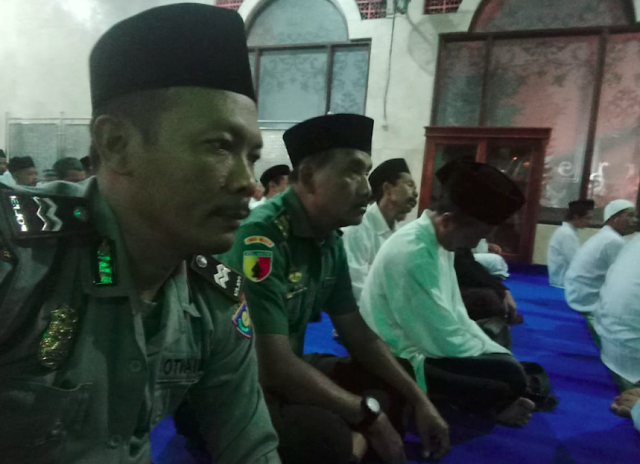 Kanit Binmas Polsek Karangrejo AIPTU MUJIANTO, S. H. bersama dengan Babinsa menghadiri pengajian