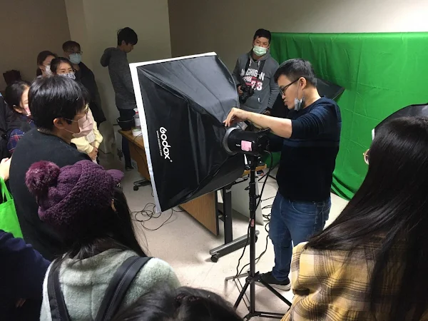 ▲學員們正認真聽老師講解實用拍攝技巧。（中彰投分署提供）