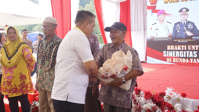 Gelar Bakti Kesehatan dan Bagikan Paket Sembako, Bupati Nizar Apresiasi Sinergitas TNI-Polri