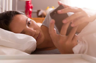Hentikan Kebiasaan Buka Ponsel Setelah Bangun Tidur, Ini 3 Bahaya yang Tak Anda Sadari