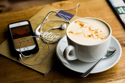 Café y teléfono con playlist