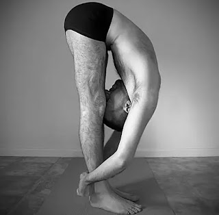 立ち前屈（Uttanasana）