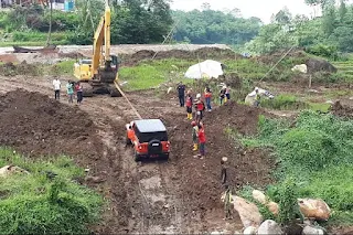 Jeep Wrangler Rubicon Bupati Karanganyar Gagal Nanjak Dan Harus Ditarik Excavator