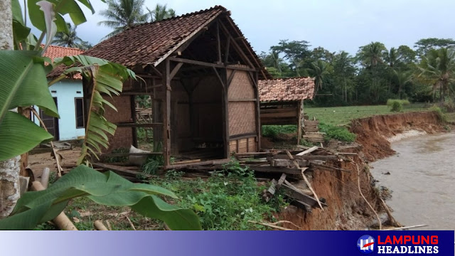 Di Pekon Madaraya, Dua Rumah Hanyut Terbawa Arus Sungai