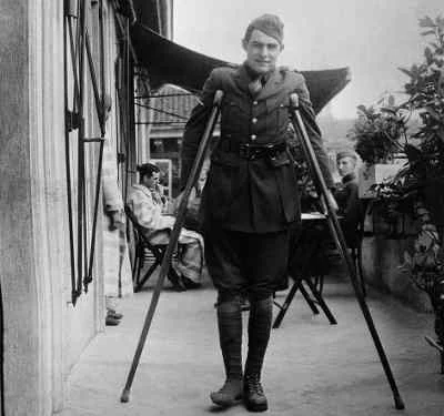 Hemingway convaleciente en muletas por herida de guerra