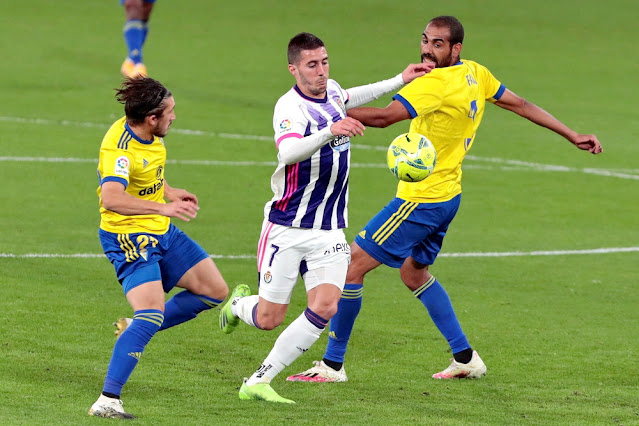 Sergi Guardiola se cuela entre Iza y Fali. CADIZ C. F. 0 REAL VALLADOLID C. F. 0. 29/12/2020. Campeonato de Liga de 1ª División, jornada 15. Cádiz, estadio Ramón de Carranza.