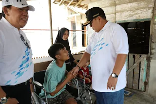 Gubernur Arinal Berikan Bantuan Sembako dan Kursi Roda kepada Masyarakat Labuhan Maringgai Lampung Timur