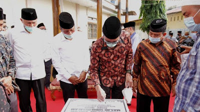 Didampingi Pjs. Bupati Erman Rahman, Gubernur Irwan Lakukan Peletakan Pertama Batu Pertama Pembangunan Lokasi Parkir Masjid Subulussalam