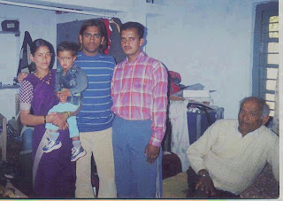 Cricketer Dhoni  Rar Photo with Family,rar photos,dhoni rar photos