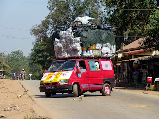 Vollbeladenes Auto in Guinea