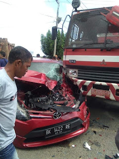 Sedan Ditabrak Mobil Damkar..Ringsek