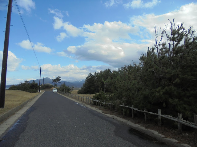 日野川に向かって歩きます、前に見える山は孝霊山です