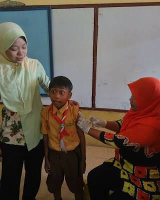 15 Foto Ekspresi Anak Sekolah Disuntik Imunisasi Ini Lucunya Bikin Gemes