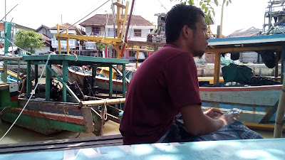 Ngeblog Di Warkop Pinggir Kali Ditemani Kapal Penangkap Ikan