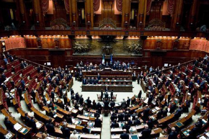 Bufera per il bonus da 600 euro a deputati e consiglieri comunali