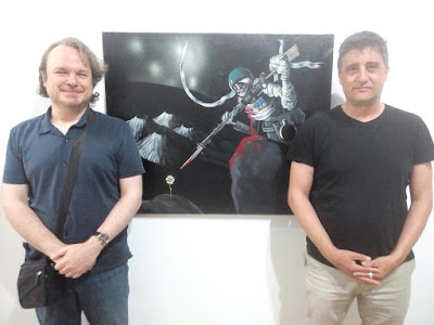 Foto de Juan Del Santo y David Martinez junto a un cuadro de Lorenzo Ugarte