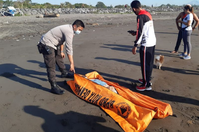 Polisi Resor Kota Denpasar dan BPBD Kota Denpasar mengevakuasi jasad korban yang ditemukan terapung di perairan Laut Sanur-Biaung, Denpasar, Bali, Sabtu (7/8/2022).