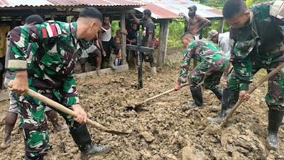 Pamtas RI-PNG Yonif 122/TS Pos Ampas Bantu Prosesi Pemakaman Masyarakat Kampung Ampas Perbatasan Papua