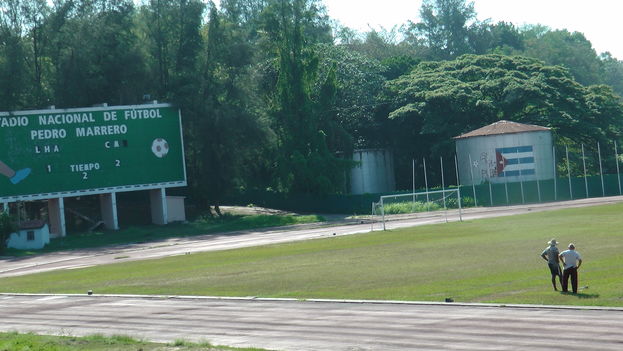 En canchas ásperas, duras, canchas que parecen más un campo de maíz, en terrenos así, difíciles de mirar, rodeados de charcos de agua y tierra colorada, en lugares así se juega el fútbol en Cuba y aún se sueña con la gloria, con el Mundial