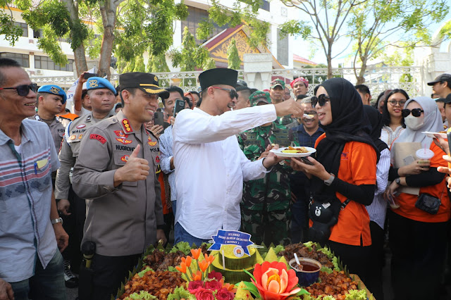 Momen May Day 2023,  Ketua DPRD Batam Nuryanto 'Suapi' Buruh Nasi Tumpeng