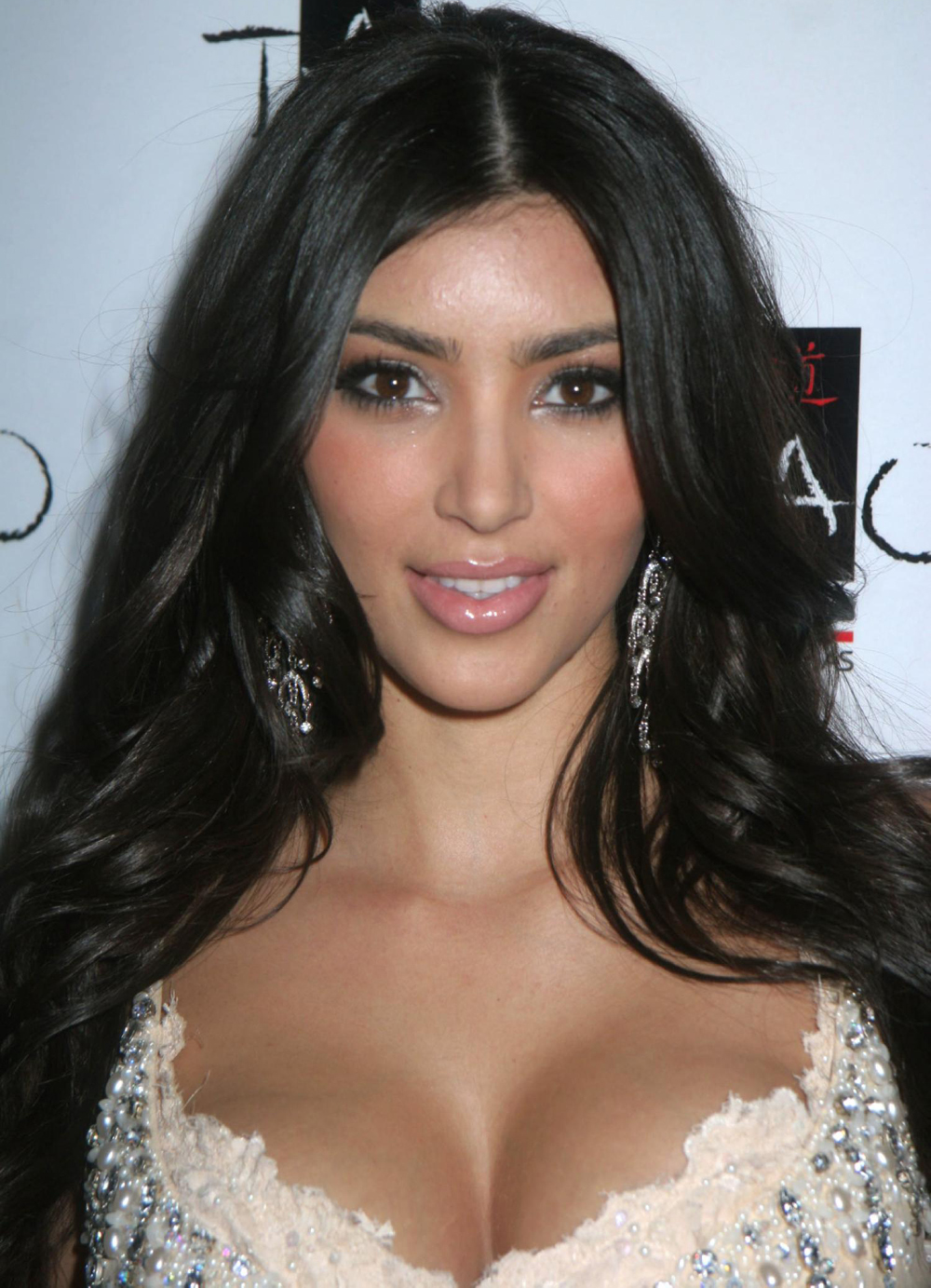 Kim Kardashian Wavy Curls 07