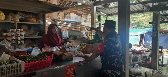 Jaga stabiltas HET Minyak Goreng, Koramil 11/Polokarto sambangi kios-kios pasar tradisional di wilayah.