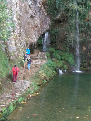 Laguna y fuente bajo la Santa Cueva en Covadonga. Grupo Ultramar Acuarelistas