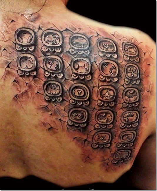 aztec_signes_religieux_tatouage_sur_le_dos