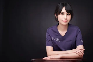 牙醫師穿刷手服攝影師引導自然姿勢動作表情深色背景