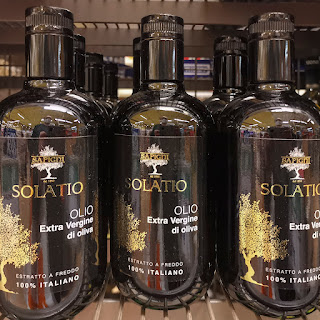 Olivenöl im Verkaufsregal