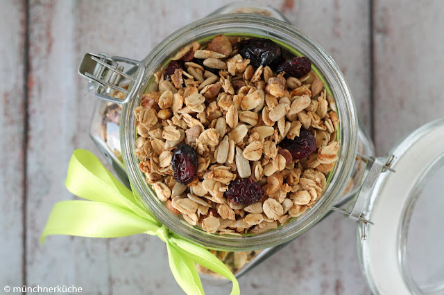 Auch ein nettes Geschenk aus der Küche für Freunde: selbstgemachtes Knuspermüsli.