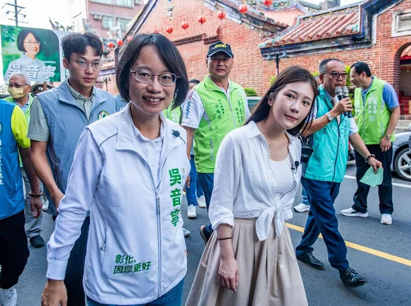 ▲當過北農總經理的吳音寧非常喜歡逛市場，她說，菜市場與民眾生活息息相關，又可以感受到台灣庶民生活的生命力，因此力邀鄭家純一起掃市場。（記者林明佑翻攝）