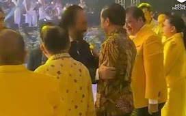 Gestur Tubuh Jokowi Ogah Dipeluk Surya Paloh: Emang Siapa yang Mau Peluk?