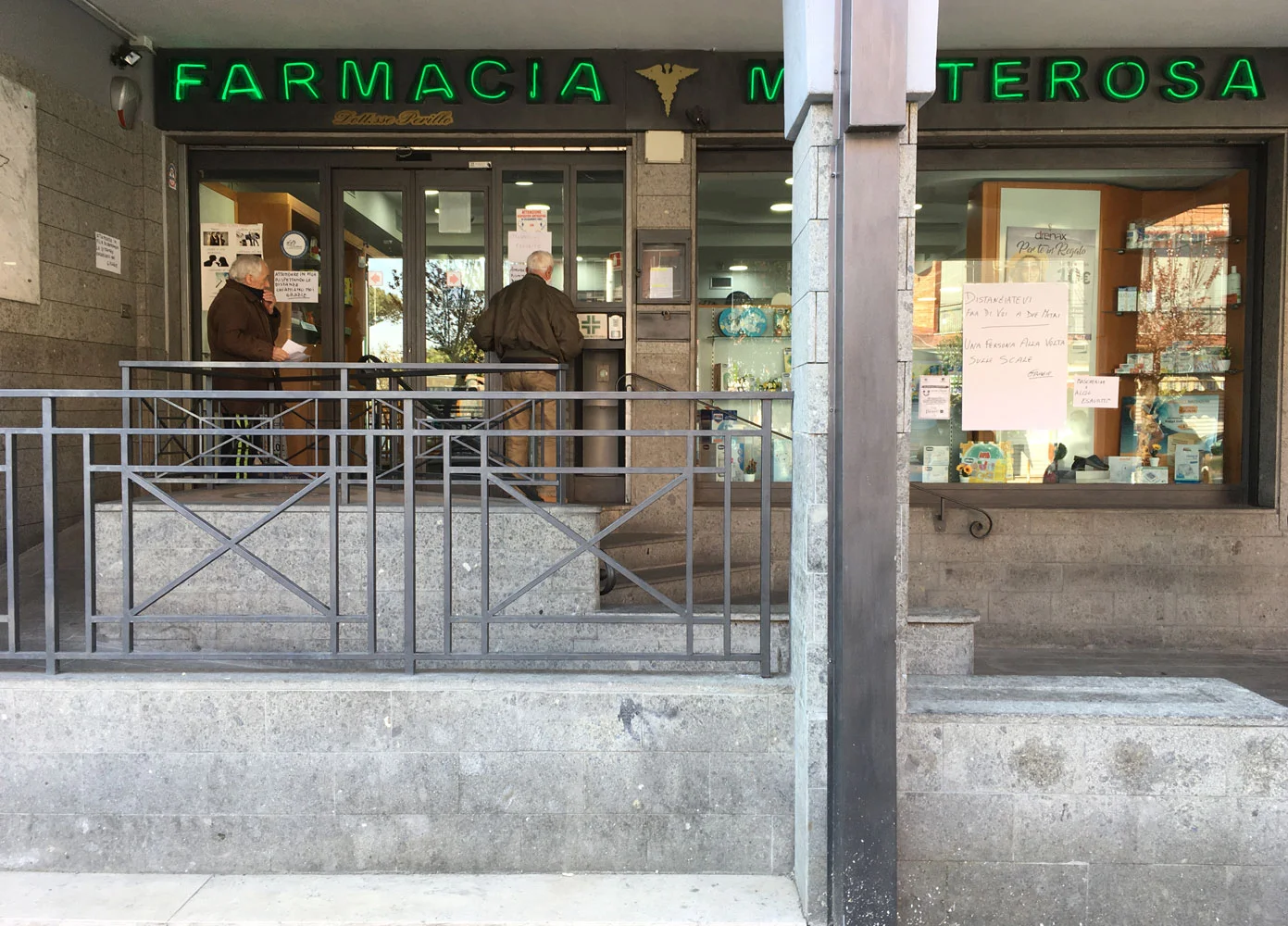 Farmacia che vieta l'ingresso ai clienti