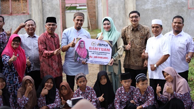 Lisda Hendrajoni Serahkan Bantuan Rp. 315 Juta untuk Pembangunan Panti Asuhan Muhammadiyah Pessel.