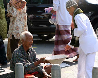 Cara yang Baik dan Benar Menolong Membantu Orang  Miskin 