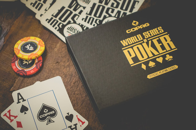 Baralho Copag e Fichas de Poker da Real Poker sobre a mesa