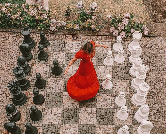 Hotel D'Oeste - Mova Hotéis - O tabuleiro de Xadrez gigante situado na  Praça dos Imigrantes na Rua Junqueiras é mais um de vários pontos  turísticos que vindo a Poços de Caldas