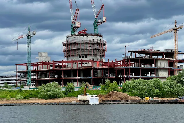 Красногорск, Живописная набережная, Москва-река, вид на недостроенный бизнес-центр «Манхэттен» (строительная площадка жилого комплекса Crocus Group)