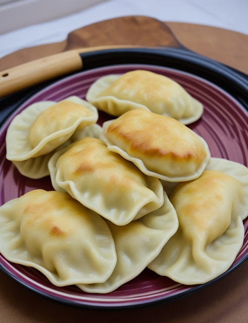 Pierogi : Dumpling isi Daging khas Polandia, Cukup mudah membuatnya Lihat Resepnya Di Sini.