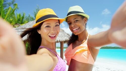 Selfie with friends is divided on the beach