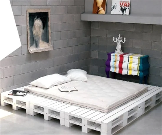 Desain tempat tidur unik dari kayu pallet bekas