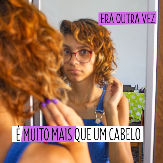 Foto de uma menina com a mão no cabelo olhando para o espelho e um olhar triste.