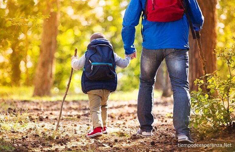 La presencia de un padre - Dedique tiempo a su hijo Hombre dedicando tiempo a su hijo saliendo de paseo