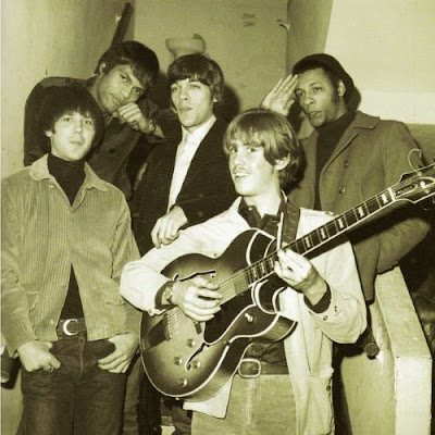 A banda LOVE, a revolução sonora que marcou o rock americano nos anos 60 e a cena musical com sua sonoridade única.