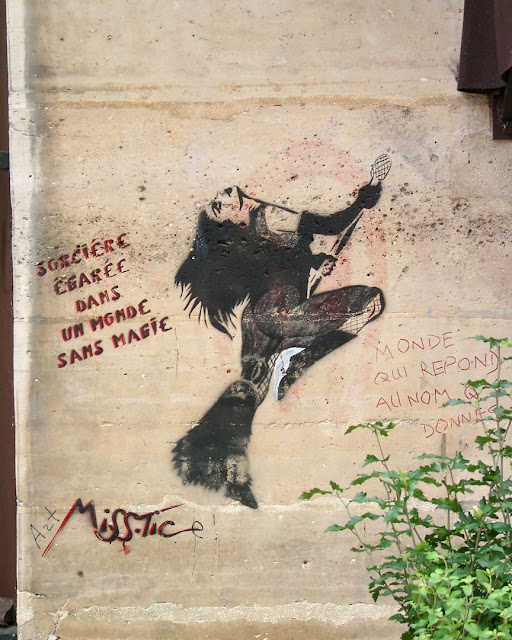 Sorcière égarée dans un monde sans magie, Miss Tic's stencil graffiti, Le Marais, Paris