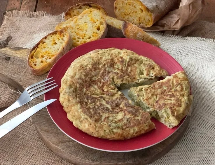 Tortilla de bróquil y "mongetes" con butifarra de huevo