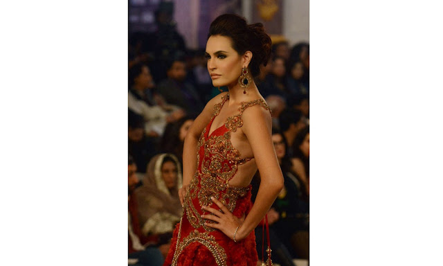 Nadia Hussain wearing heavy formal dress in Lahore Bridal Couture Week 2014.