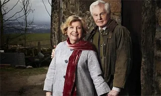 Celia (Anna Reid) y Alan (Derek Jacobi)